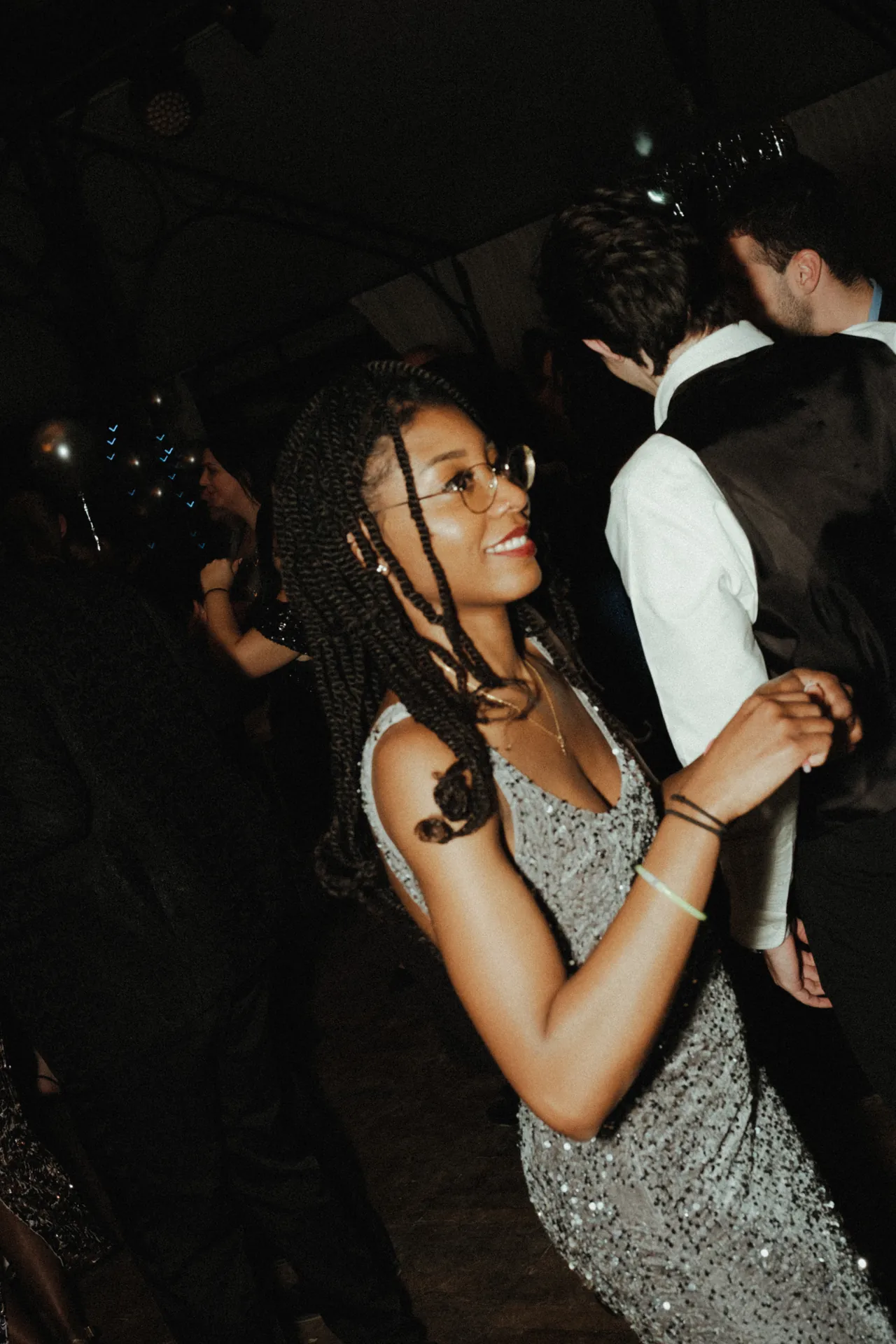 Une femme en robe de soirée marche durant la soirée de son entreprise couverte par Jeremy Dan, photographe et vidéaste d'entreprise basé à Sceaux.