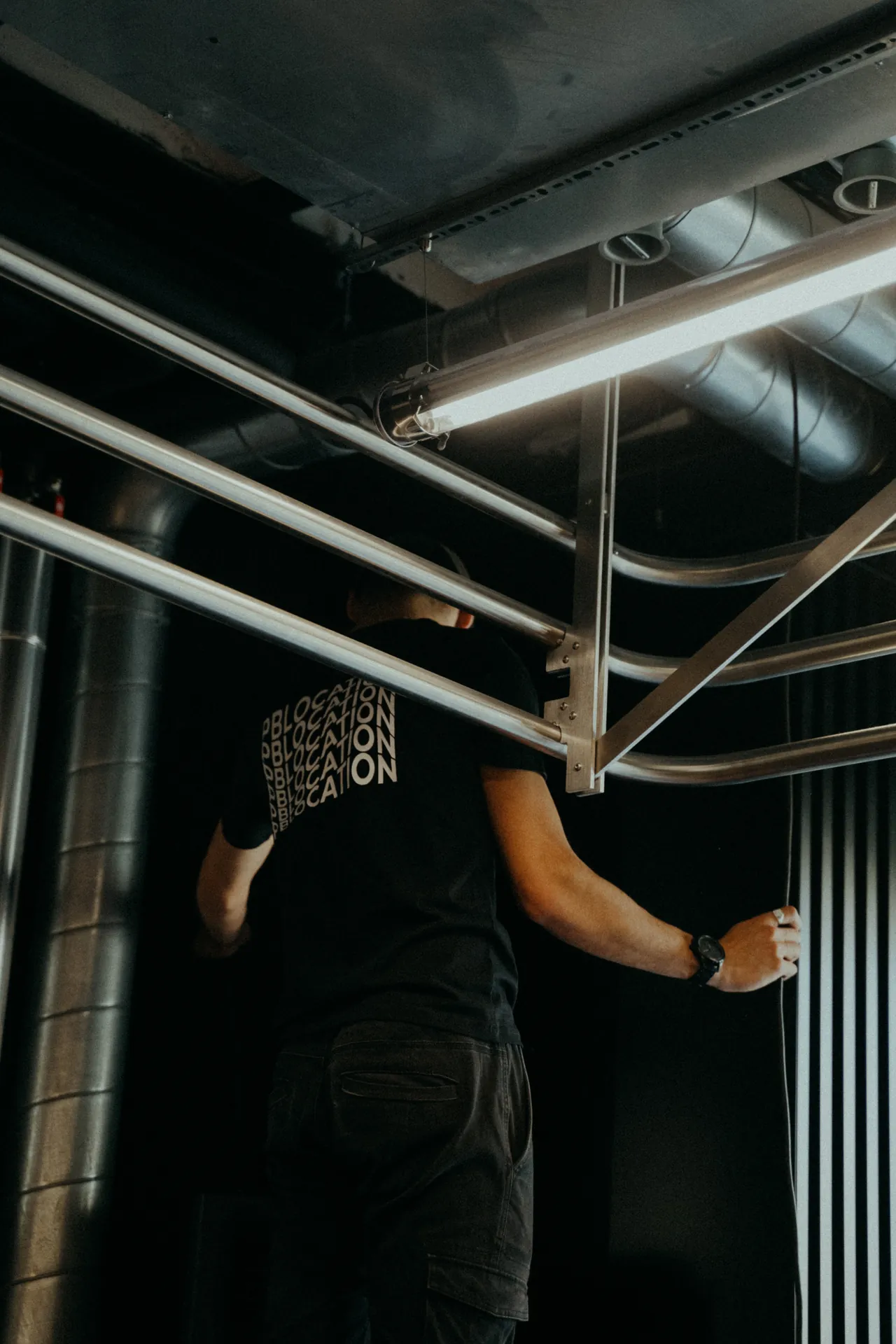 Un technicien installe la régie pour une soirée d'entreprise.