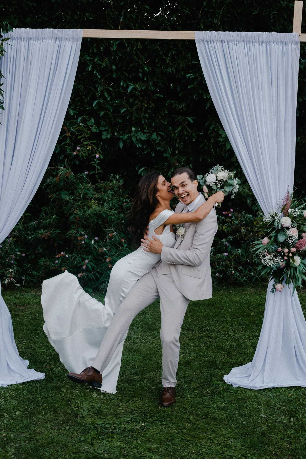 Le marié et la mariée dansent ensemble en tenue de mariage durant la cérémonie.