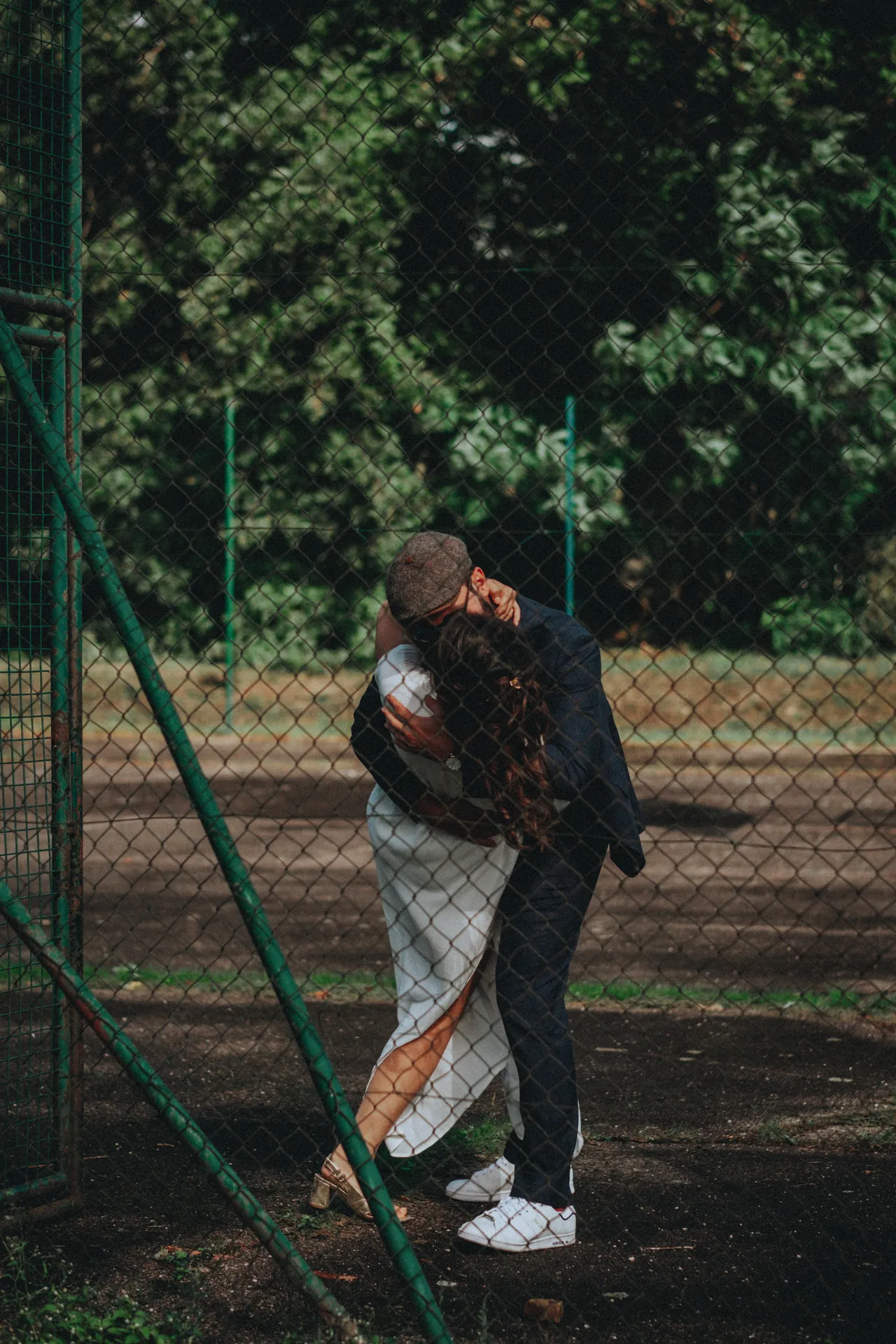 La marié et la mariée se font un calin en dansant lors de leur shooting photos de couple couvert par Jeremy Dan, photographe de mariage.
