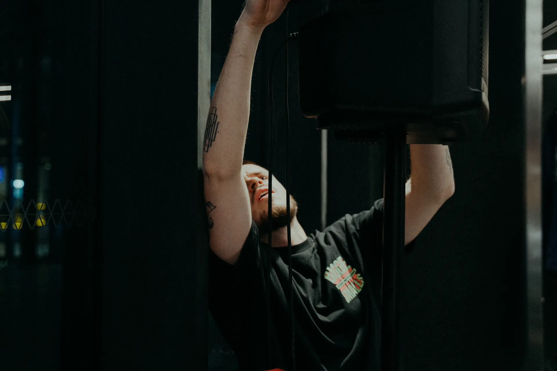 Le DJ de la soirée couverte par Jeremy Dan, photographe d'entreprise, règle la sono.