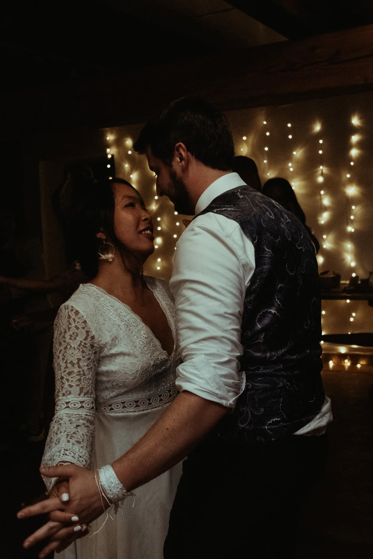 Le marié et la mariée dansent durant la cérémonie de leur mariage dans une ambiance folklorique. Capturé par Jeremy Dan, photographe et vidéaste de mariage basé à Sceaux, dans les Hauts-de-Seine.